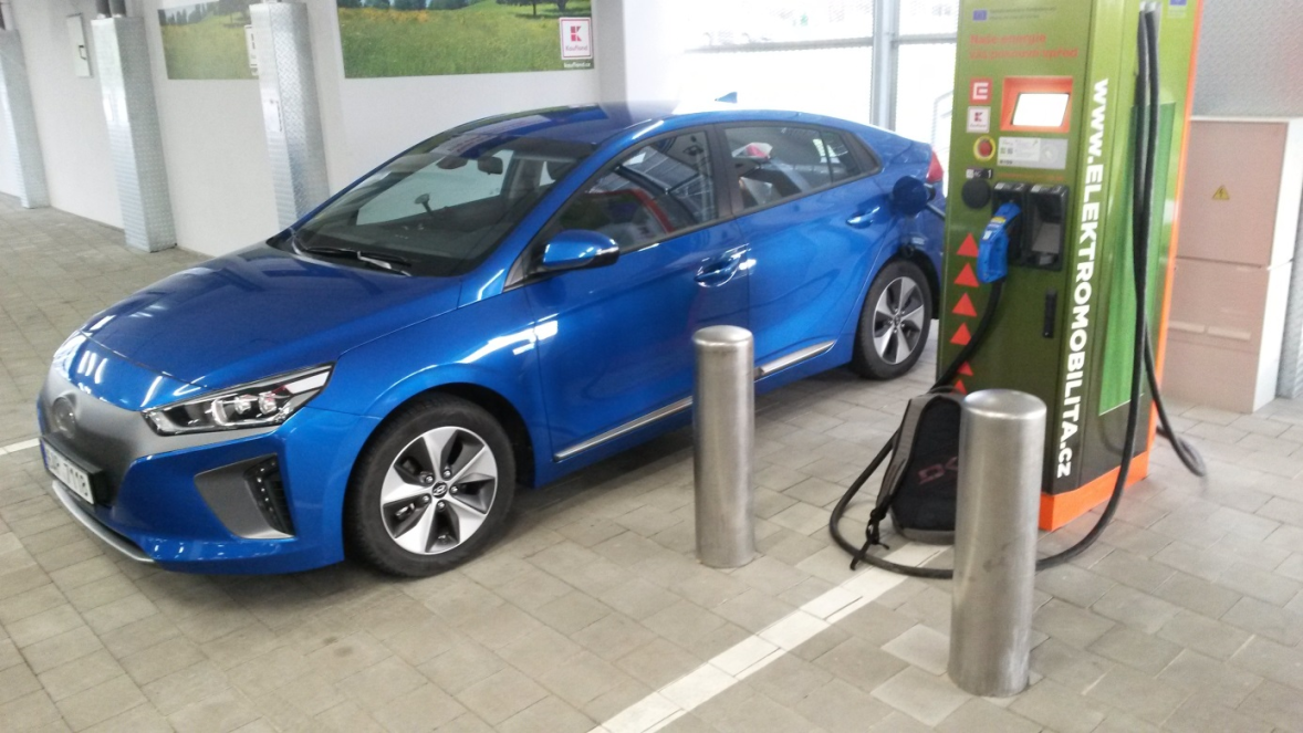 Nabíjení elektromobilu u nabíjecí stanice ČEZ v Praze při cestě do Žďáru