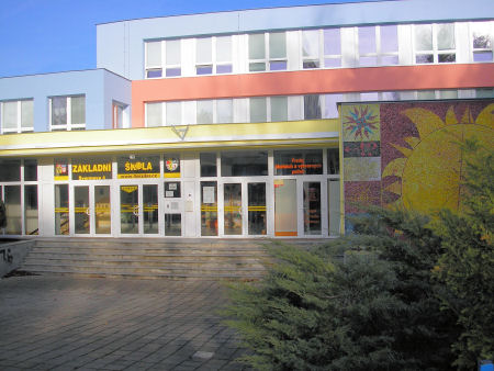 Pohled na vstup budovy 4. ZŠ